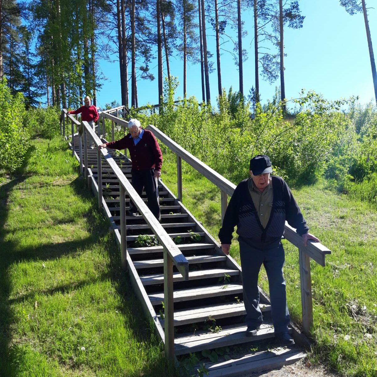 Kolme miestä portaissa harjoittelemassa.