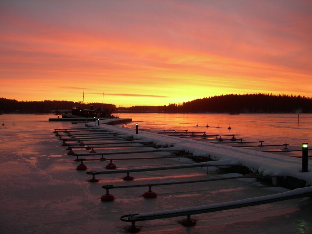 Laukaan sataman vierasvenelaituri talvisessa auringonlaskussa.