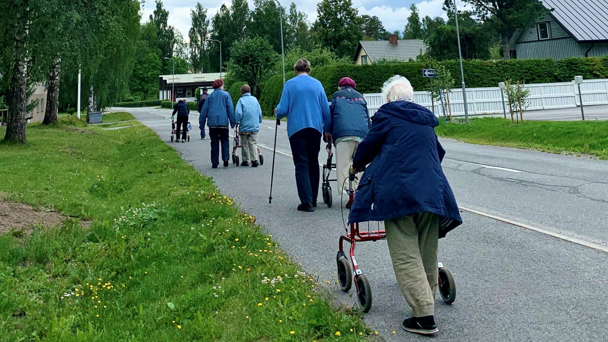 Ikääntyneiden kimppalenkki Saratiellä.